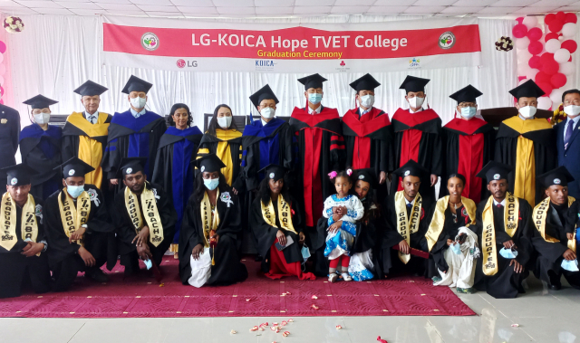 ‘제6회 LG·KOICA 희망직업훈련학교 졸업식’에서 LG전자 등 주요 관계자들이 졸업생들과 기념 촬영을 하고 있다. 사진 제공=LG전자