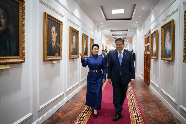 박진(오른쪽) 외교부 장관이 29일 몽골 울란바토르 외교부 청사에서 열린 한몽 외교장관회담 참석을 위해 바트뭉크 바트체첵 몽골 외교부 장관과 회담장으로 이동하고 있다. /사진제공=외교부