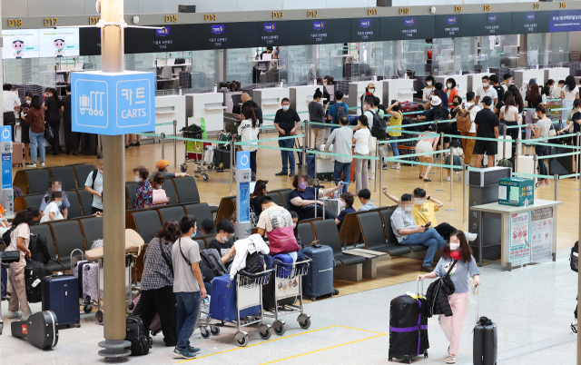 10일 오후 인천국제공항 제1여객터미널 출국장이 여행객들로 북적이고 있다. 연합뉴스