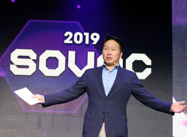 최태원 SK 회장이 2019년 5월 서울 워커힐호텔에서 열린 첫 SOVAC에서 마무리 발언을 하고 있다.