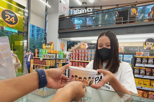 이마트24에서 고객이 트레저 컵밥을 구매하고 있다. /사진제공=이마트24