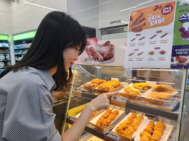 CU 점포에서 고객이 즉석 조리 치킨 상품을 살펴보고 있다./사진 제공=CU