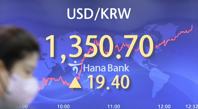 29일 오후 서울 중구 을지로 하나은행 본점 딜링룸 현황판에 원·달러 환율이 표시돼있다. 연합뉴스