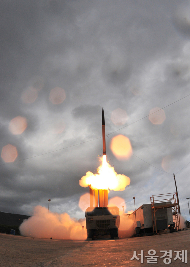 사드(THAAD)의 요격용 미사일이 발사차량에서 쏘아올려지는 모습. /사진제공=록히드마틴