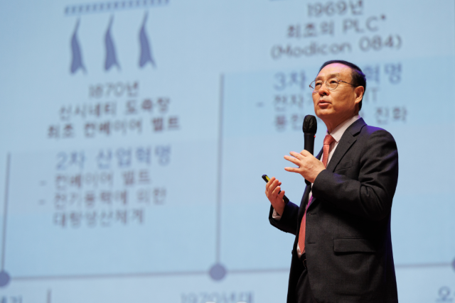 오세정 서울대 총장이 올 1월 '서울대 새내기대학'에서 학생들에게 강연하고 있다.