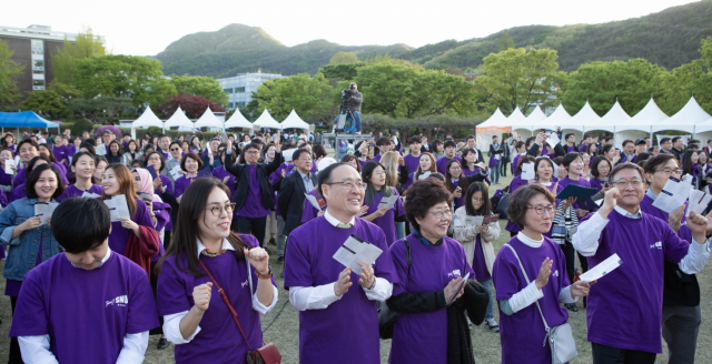 오세정(앞줄 왼쪽 세 번째) 서울대 총장이 코로나19 팬데믹이 터지기 전인 2019년 5월 학생·교원·동창 등과 관악캠퍼스 잔디광장에서 ‘Sing! SNU 천인만창’ 행사를 갖고 흥겨워하고 있다.