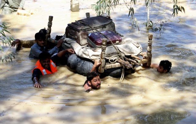 [사진] 최악 홍수 파키스탄…뗏못 타고 탈출