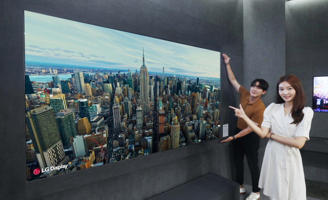 LG디스플레이 모델이 현존 최대 크기의 OLED TV 패널인 ‘97인치 OLED.EX’를 소개하고 있다. 사진 제공=LG디스플레이