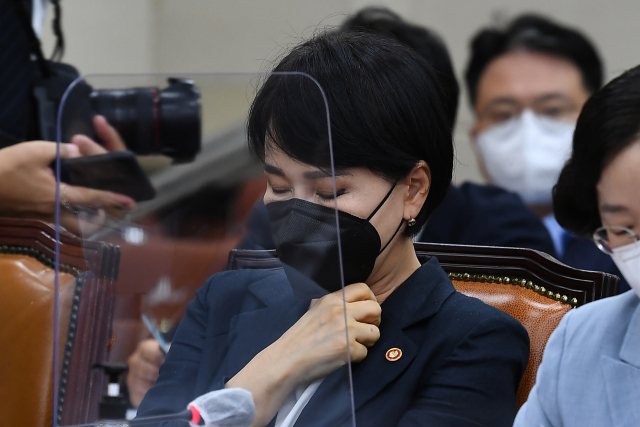 전현희 국민권익위원장이 지난 24일 국회에서 열린 정무위원회 전체회의에서 자리에 앉아 있다. /권욱 기자