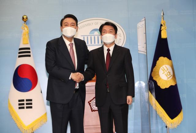 윤석열 대통령과 안철수 의원이 지난3월 대선후보 단일화를 하고 있는 모습/연합뉴스