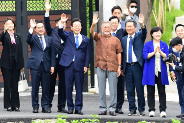 문재인 전 대통령이 29일 오후 경남 양산시 하북면 평산마을 사저 대문 주변에서 이재명 더불어민주당 신임 대표 등 당 지도부와 함께 지지자에게 인사하고 있다./연합뉴스