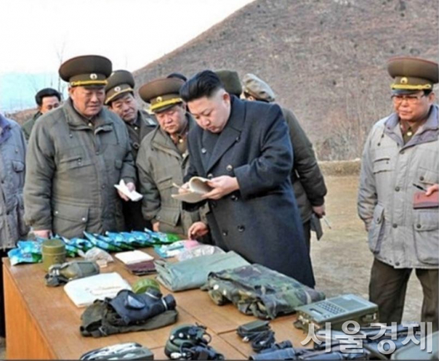 지난 2013년 2월 21일 당시 김정은 북한 국방위원장이 일명 '오종흡 연대'로 불리는 북한군 323부대를 방문해 자국내 279호 공장에서 생산한 것으로 추정되는 방독면 등 군수품들을 점검하고 있다. 사진출처=38노스-조선중앙통신