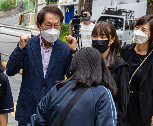 조희연 서울시 교육감이 지난 25일 서울 서대문구 인왕중학교를 찾아 등교하는 학생들에게 인사하고 있다. 연합뉴스