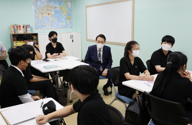 윤석열 대통령이 30일 오전 서울 구로구 가족센터를 방문, 대안교육 위탁교육기관인 움틈학교에서 수업 설명을 들은 뒤 학생들의 질문에 답하고 있다. 연합뉴스