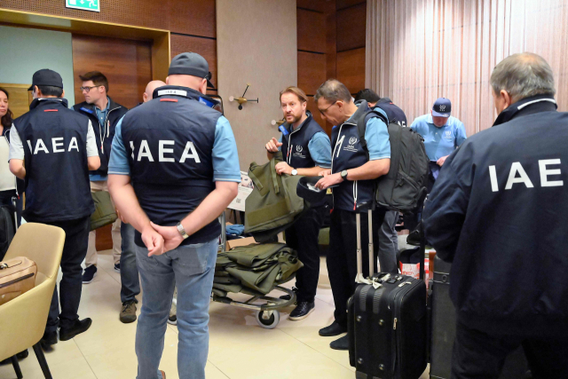 29일(현지 시간) 오스트리아 빈 국제공항에서 국제원자력기구(IAEA) 사찰단이 우크라이나 자포리자 원자력발전소로 출발하기 위해 대기하고 있다.AFP연합뉴스