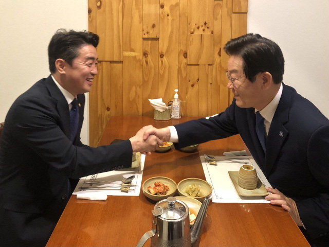 이재명 더불어민주당 대표가 30일 서울 여의도 한 식당에서 열린 오찬 회동에서 강훈식 의원과 악수하고 있다. /더불어민주당 제공