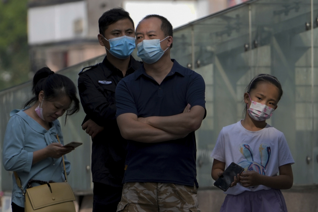 중국 수도 베이징에서 주민들이 코로나19 검사를 기다리고 있다. AP연합뉴스