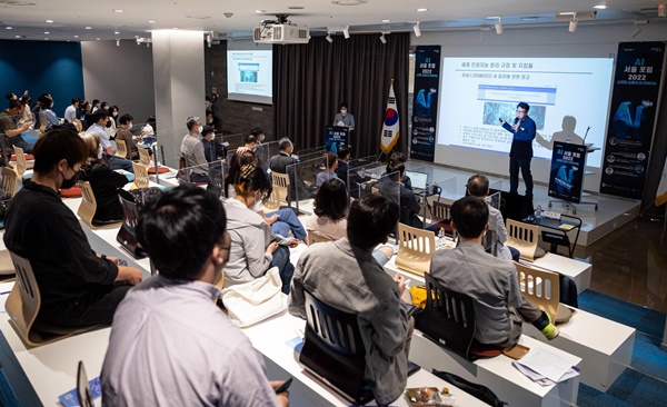 사진 설명. 코엑스에서 개최된 AI 서울포럼 2022에서 시민 100여명이 참석한 IAAE 전창배 이사장 강연하고 있다. (국제인공지능&윤리협회)
