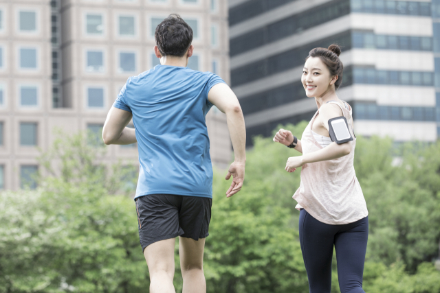 달리기 중 무릎, 발목 관절에 체중의 수 배에 달하는 부하를 가하게 되므로 부상에 주의해야 한다. 이미지투데이