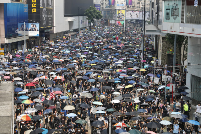 2019년 9월 홍콩 도심에서 '우산 혁명' 5주년 기념 시위를 벌이고 있다. 우산혁명은 홍콩인들이 2014년 홍콩 행정장관 선거의 완전 직선제를 요구하며 약 79일간 벌였던 민주화 시위다. AP연합뉴스