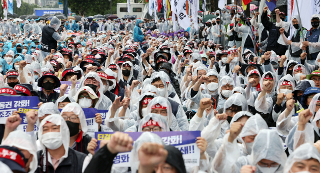 30일 오후 서울 용산구 삼각지역 앞에서 열린 양대노총 공공부문 민영화·구조조정 저지 결의대회에서 참석자들이 구호를 외치고 있다. 연합뉴스