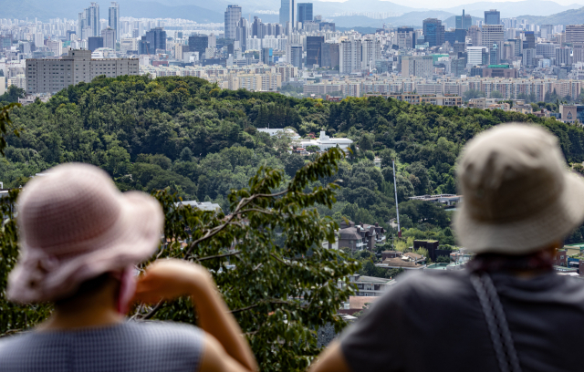 24일 오전 서울 남산에서 바라본 서울 용산구 한남동 대통령 새 관저를 시민들이 바라보고 있다. 윤석열 대통령 내외는 이달 말 즈음 관저의 리모델링이 완료되면 입주할 예정이다. 연합뉴스