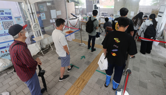 30일 오전 시민들이 서울 마포구 보건소 선별진료소에서 코로나19 검사를 위해 차례를 기다리고 있다. 연합뉴스