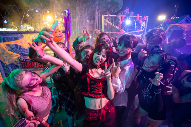 롯데월드 어드벤처의 매직아일랜드를 장악한 좀비들이 승리의 파티를 벌이고 있다.