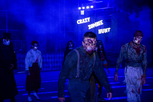 에버랜드의 ‘크레이지 좀비헌트’ 공연에서 좀비들이 인간들을 사냥하고 있다.