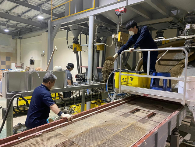 울산 울주군 규제자유특구에서 케이씨엠 직원들이 이산화탄소 포집 기술을 활용해 인공 골재를 만들고 있다. 사진 제공=케이씨엠