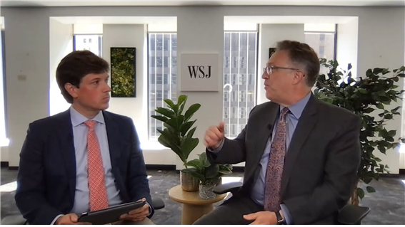 존 윌리엄스(오른쪽) 뉴욕 연은 총재가 WSJ와 인터뷰를 하고 있다. WSJ 중계화면 캡처