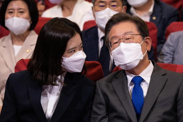 박지현(왼쪽) 전 더불어민주당 비상대책위원장과 이재명 민주당 대표/연합뉴스
