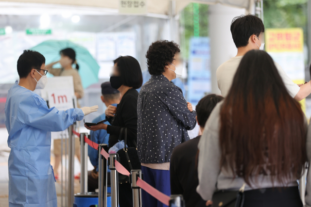 30일 오전 시민들이 서울 마포구 보건소 선별진료소에서 코로나19 검사를 위해 차례를 기다리고 있다. 연합뉴스