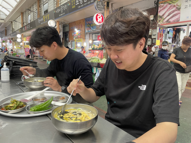 이준석 전 국민의힘 대표가 30일 대구 방촌시장을 찾아 칼국수를 먹고 있다. / 연합뉴스