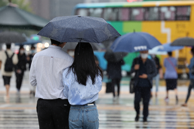 시민들이 가을비가 내린 30일 서울 광화문사거리에서 우산을 쓴 채 이동하고 있다. 연합뉴스