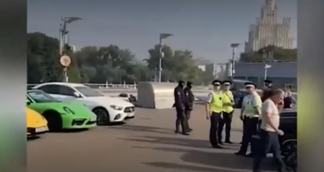 러시아 경찰이 모스크바 슈퍼카 퍼레이드 현장에 출동해 차주들을 체포하고 있다. 트위터
