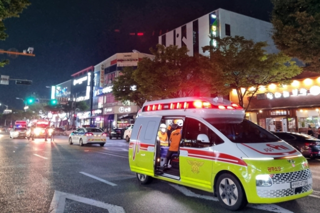 오토바이에 치인 보행자가 응급처치를 받고 의식을 되찾은 교통사고 현장. 연합뉴스
