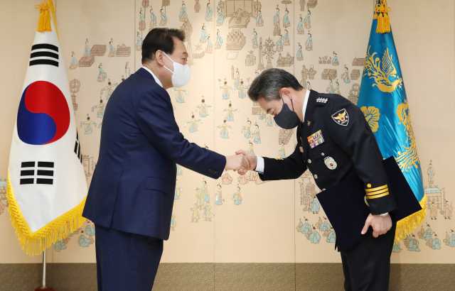 윤석열 대통령이 10일 서울 용산 대통령실에서 윤희근 경찰청장에게 임명장을 수여한 뒤 악수하고 있다. 연합뉴스