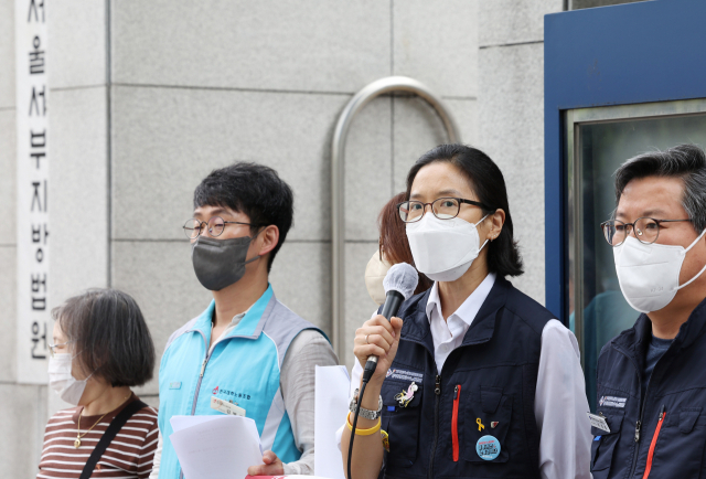 정보라 작가가 31일 오전 마포구 서울서부지방법원에서 열리는 재판에 앞서 한국비정규교수노동조합 기자회견에 참석해 입장을 말하고 있다. 연합뉴스