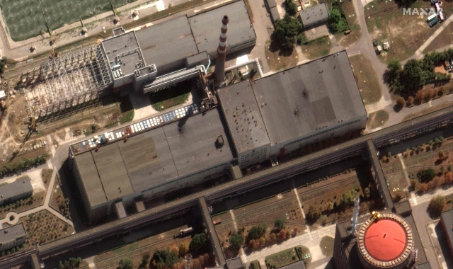 우크라이나 자포리자 원자력발전소 내 원자로(오른쪽 아래 빨간색) 인근 건물의 지붕(가운데)이 파손된 모습이 29일(현지 시간) 상업 위성 업체 맥사테크놀로지가 공개한 위성 사진에 포착됐다./연합뉴스