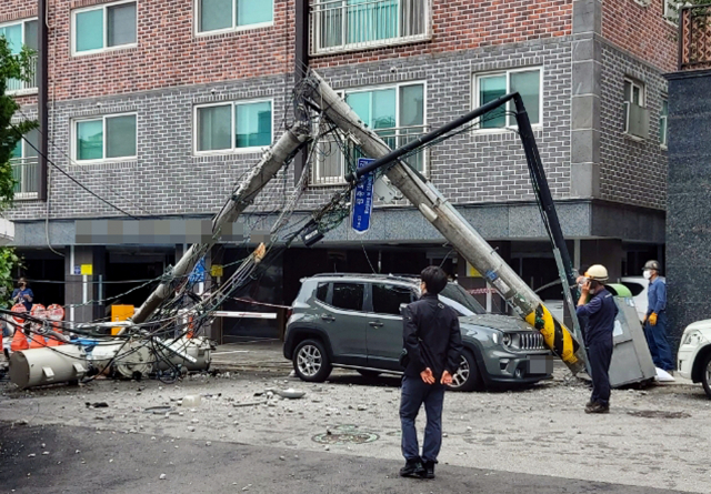 31일 경기 부천시 원종동 한 주택가 골목에서 전신주 2개가 잇따라 쓰러졌다. 연합뉴스