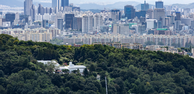 24일 오전 서울 남산에서 바라본 서울 용산구 한남동 대통령 새 관저의 모습. 윤석열 대통령 내외는 이달 말 즈음 관저의 리모델링이 완료되면 입주할 예정이다. /연합뉴스