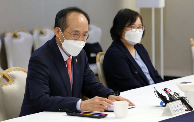 추경호 부총리 겸 기재부 장관이 31일 정부서울청사에서 한국소비자단체협의회 등 소비자단체 대표들과 간담회를 주재하며 발언하고 있다.연합뉴스