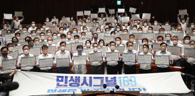 더불어민주당의 이재명 대표와 박홍근 원내대표가 31일 오후 국회에서 열린 민주당 2022년 정기국회 대비 국회의원 워크숍에서 의원들과 1인 1민생 입법 퍼포먼스를 하고 있다. 권욱 기자