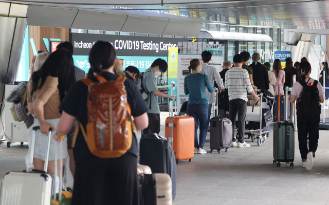 31일 인천국제공항 제1여객터미널 입국자 전용 코로나19 검사센터에서 해외 입국자들이 검사를 위해 대기하고 있다. 연합뉴스
