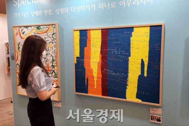 31일 청와대 춘추관내 전시된 김현우의 ‘퍼시잭슨, 수학드로잉’ 을 관람객이 살펴보고 있다. 이는 지난 5월 한미 정상회담에서 조 바이든 미국 대통령이 관심을 가졌던 그림이다. 이번에 대통령실에서 전시를 위해 이동해 왔다.