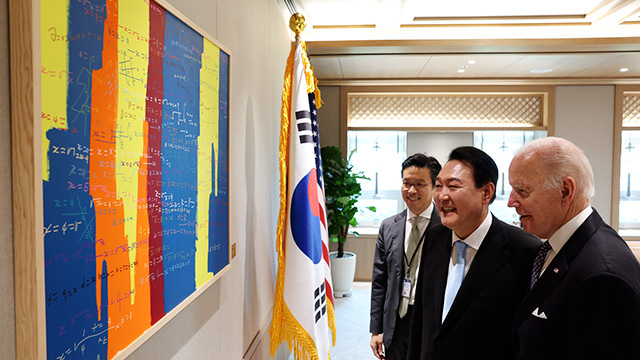 지난 5월 21일 용산 대통령실에서 윤석열 대통령이 김현우 작가의 작품을 조 바이든 대통령에게 소개하고 있다. 연합뉴스