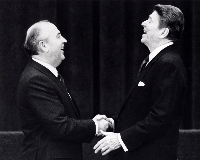 [미·소 정상 역사적 첫 만남] 미하일 고르바초프(왼쪽) 전 소련 대통령이 1985년 11월 스위스 제네바에서 개최된 첫 미소 정상회담에서 로널드 레이건 당시 미국 대통령과 악수하며 환하게 웃고 있다. 로이터연합뉴스