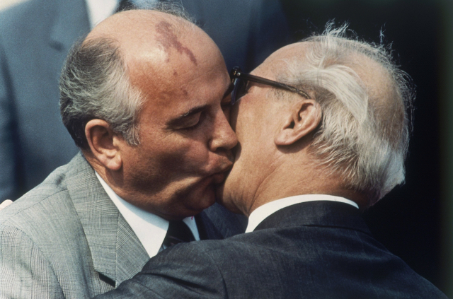 [동독 호네커와 '형제의 키스’] 미하일 고르바초프(왼쪽) 전 소련 대통령이 1989년 10월 재선에 성공한 에리히 호네커 당시 동독 공산당 서기장과 동베를린 공항에서 만나 볼키스로 인사를 하고 있다. AP연합뉴스