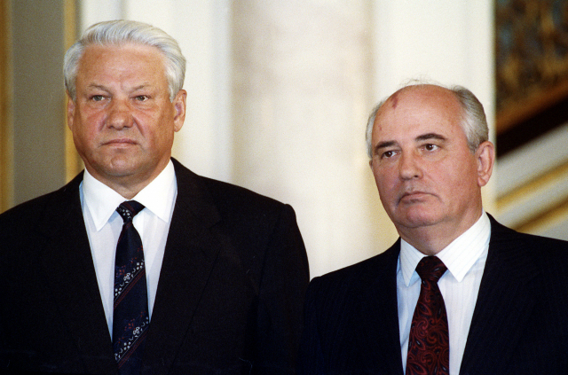['후계자' 옐친과 함께] 미하일 고르바초프(오른쪽) 전 소련 대통령이 1991년 모스크바에서 러시아연방 초대 수반으로 당선된 보리스 옐친 전 대통령과 나란히 서 있다. AP연합뉴스